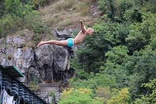 Скокови у воду са старог железничког моста у Ужицу