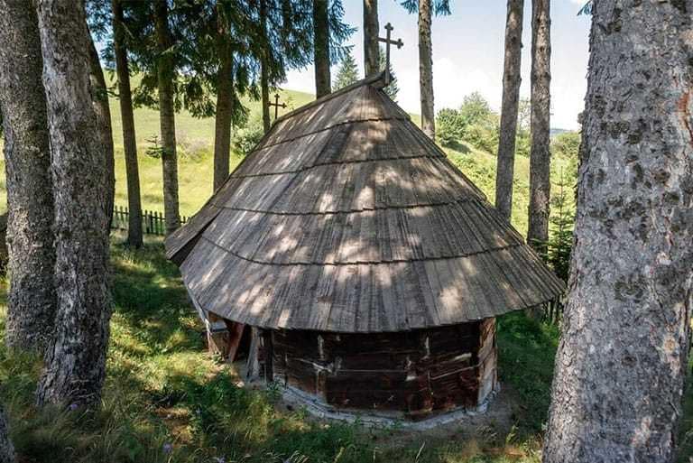Црква брвнара у Кућанима