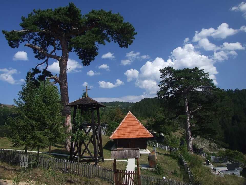 Црква брвнара у Доброселици